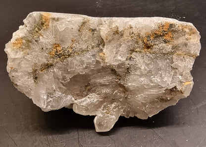 BERGKRYSTALLGRUPPE MED LYST MINERALBELEGG – 165 G