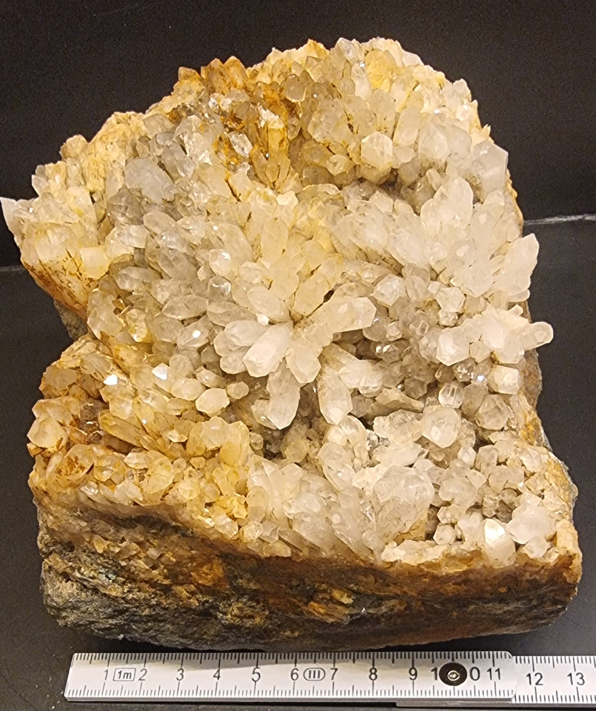 STOR BERGKRYSTALLGRUPPE PÅ MØRK MATRISE – 2,2 KG