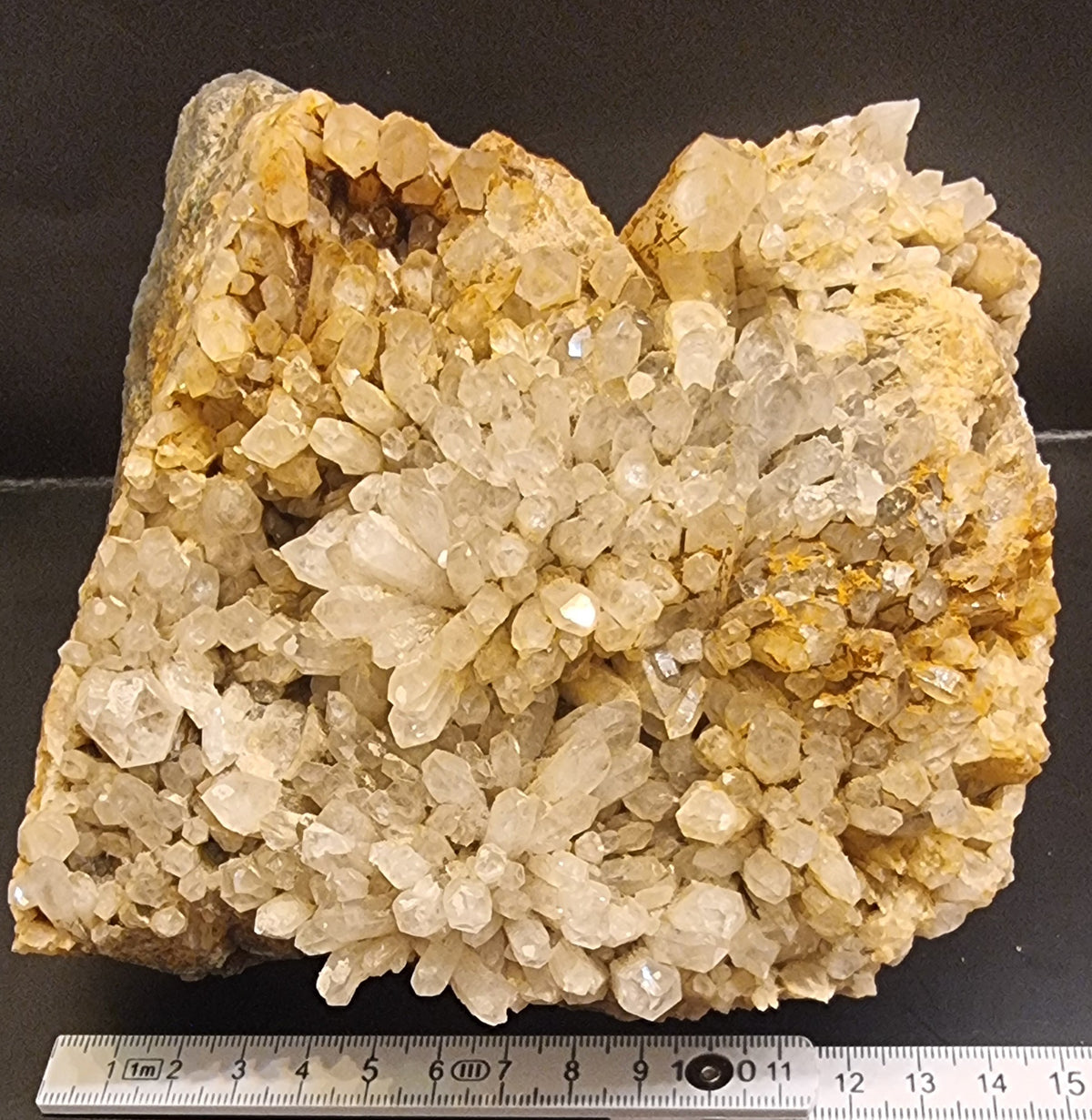 STOR BERGKRYSTALLGRUPPE PÅ MØRK MATRISE – 2,2 KG