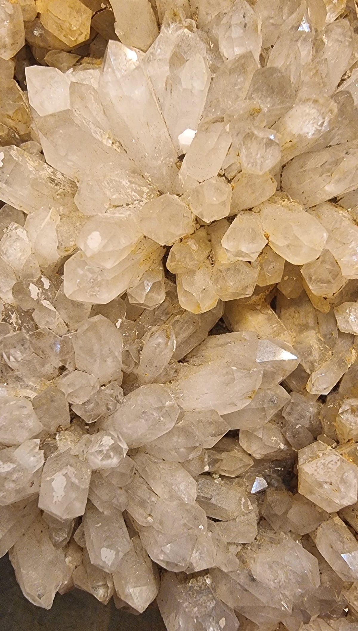 STOR BERGKRYSTALLGRUPPE PÅ MØRK MATRISE – 2,2 KG