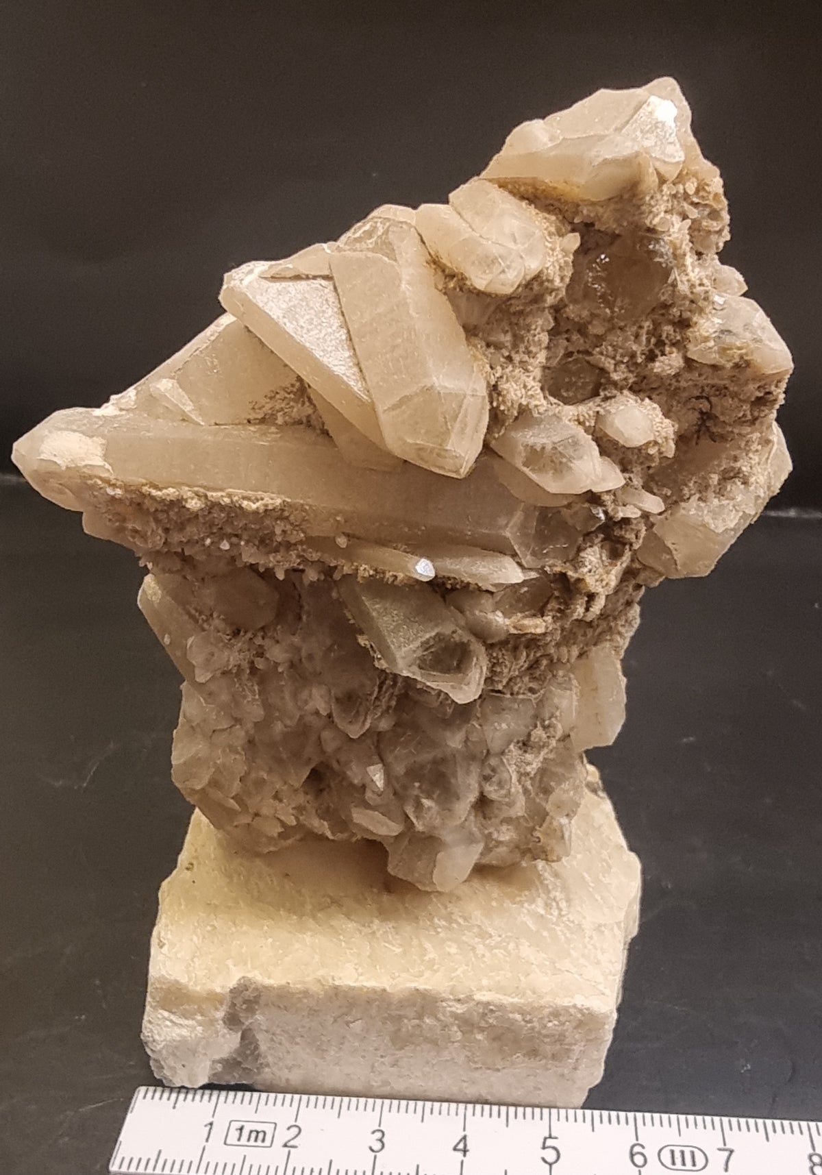 BERGKRYSTALLGRUPPE PÅ KALSITTLIGNENDE BASE – 400 G