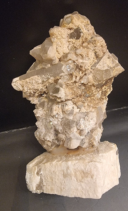 BERGKRYSTALLGRUPPE PÅ KALSITTLIGNENDE BASE – 400 G