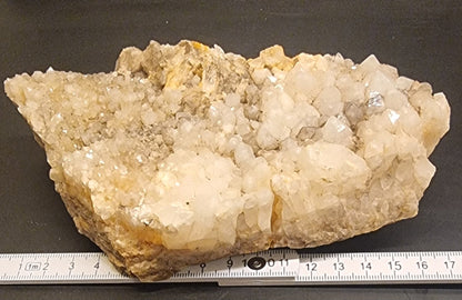 KVARTSGRUPPE MED MELKEKVARTS OG JERNOKSIDFARGING – 829 G