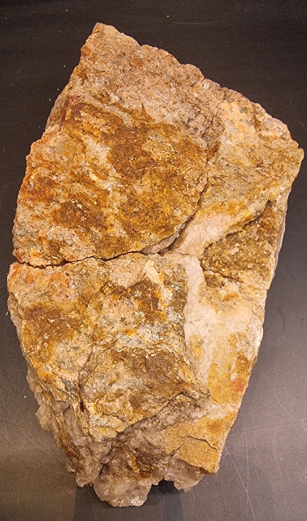 KVARTSGRUPPE MED MELKEKVARTS OG JERNOKSIDFARGING – 829 G