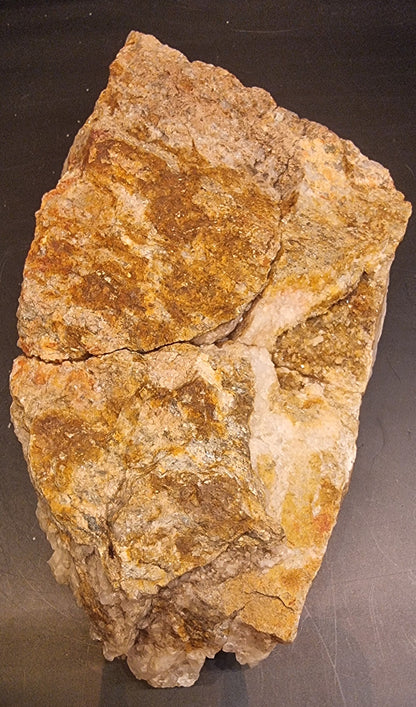 KVARTSGRUPPE MED MELKEKVARTS OG JERNOKSIDFARGING – 829 G