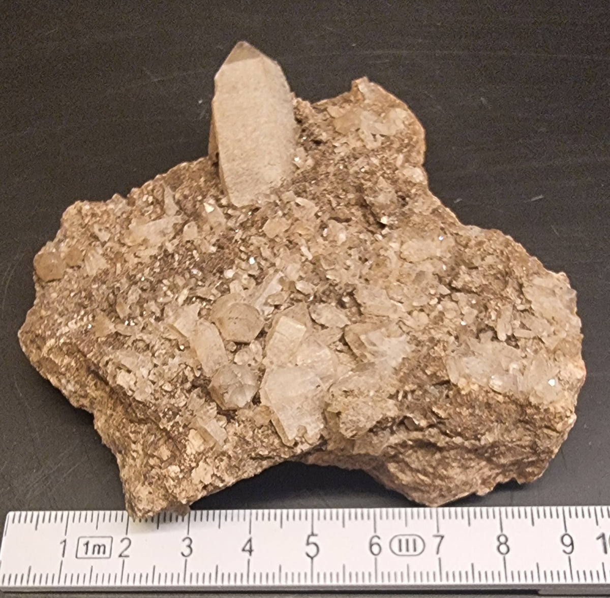 KVARTS MED MØRKE MINERALINNESLUTNINGER PÅ GLIMMERRIK MATRISE – 182 G