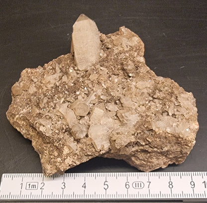 KVARTS MED MØRKE MINERALINNESLUTNINGER PÅ GLIMMERRIK MATRISE – 182 G