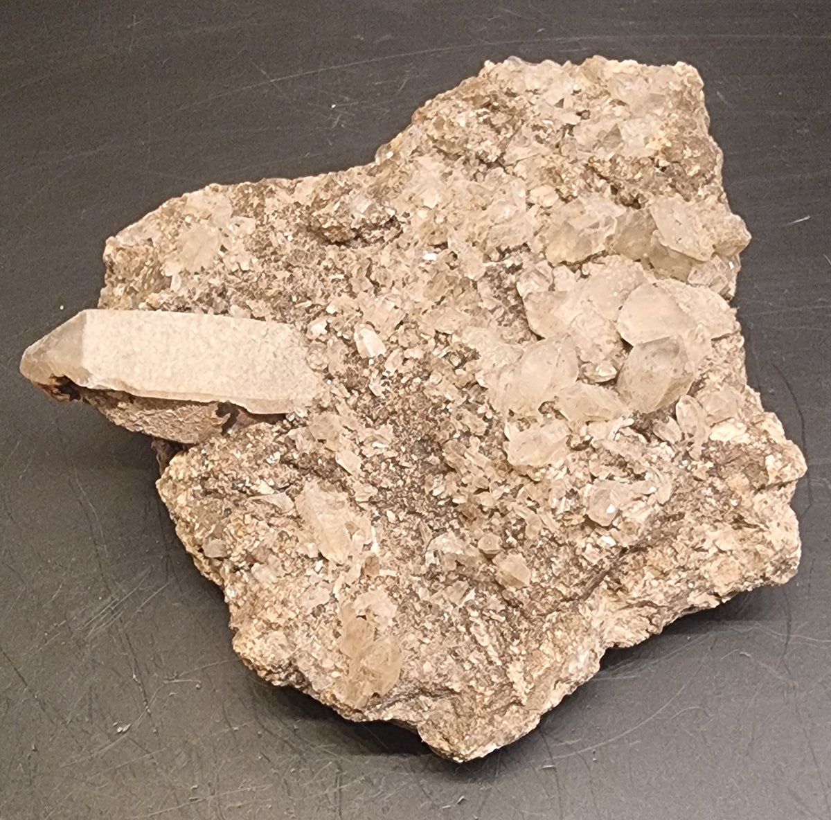 KVARTS MED MØRKE MINERALINNESLUTNINGER PÅ GLIMMERRIK MATRISE – 182 G