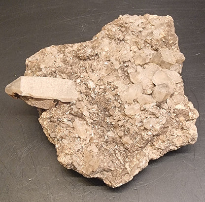 KVARTS MED MØRKE MINERALINNESLUTNINGER PÅ GLIMMERRIK MATRISE – 182 G