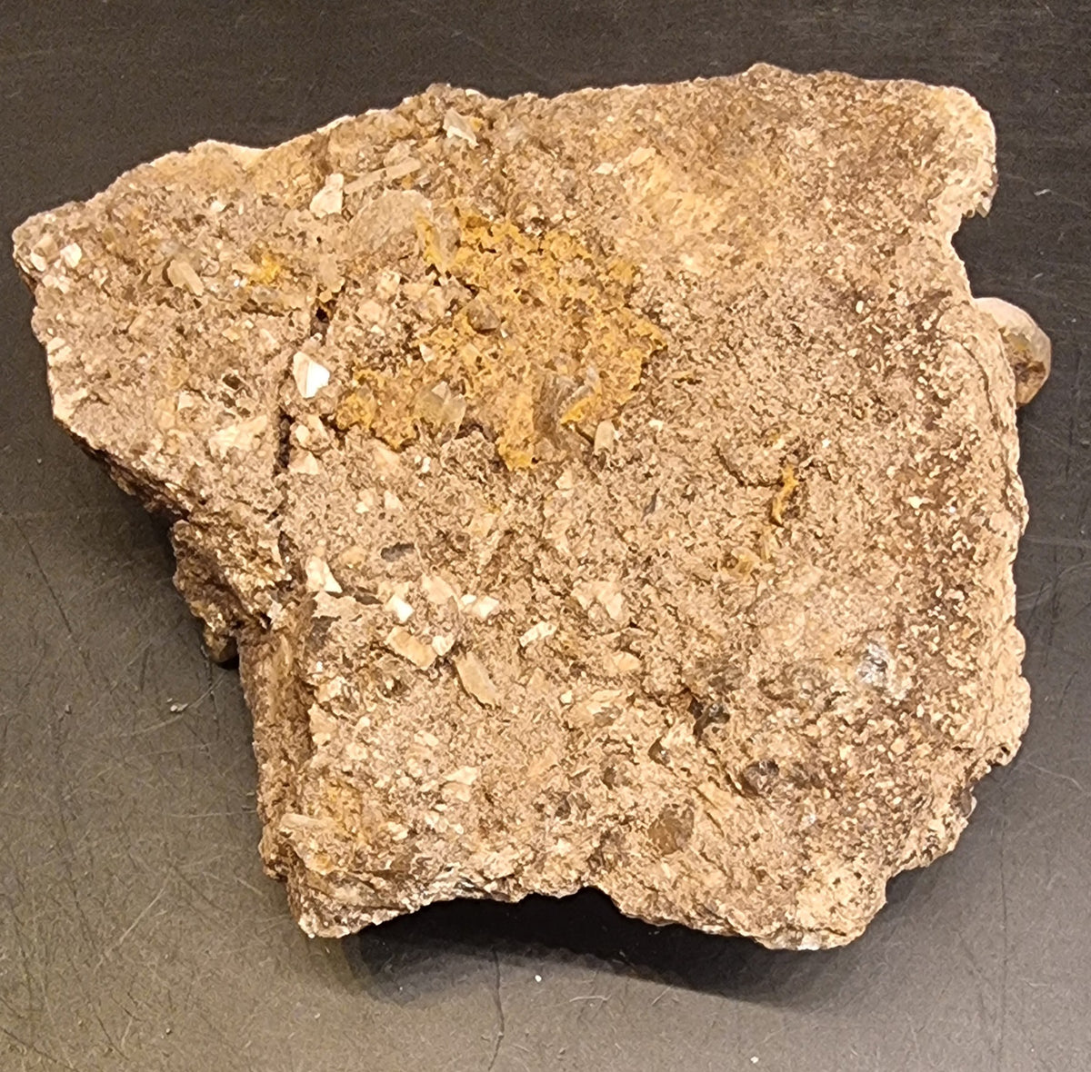 KVARTS MED MØRKE MINERALINNESLUTNINGER PÅ GLIMMERRIK MATRISE – 182 G