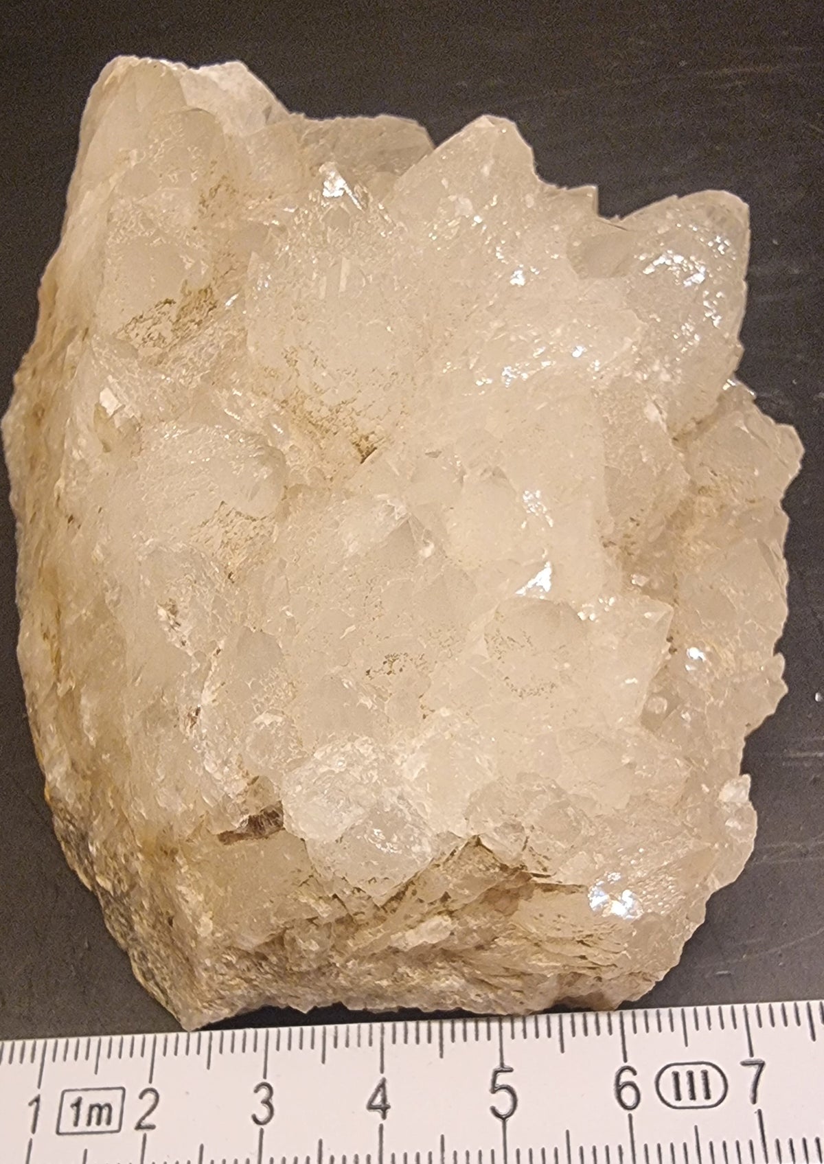 KALSITTGRUPPE MED LYSE KRYSTALLER – 345 G