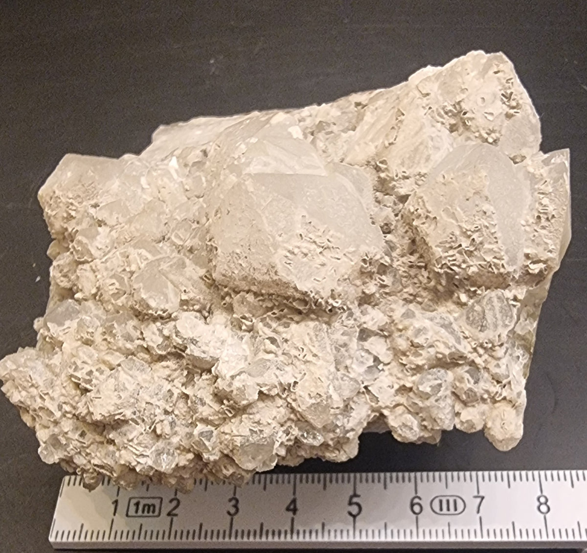 ETSET KVARTSGRUPPE MED LYST MINERALBELEGG – 408 G