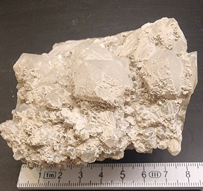ETSET KVARTSGRUPPE MED LYST MINERALBELEGG – 408 G