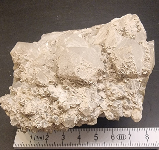 ETSET KVARTSGRUPPE MED LYST MINERALBELEGG – 408 G