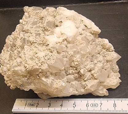 ETSET KVARTSGRUPPE MED LYST MINERALBELEGG – 408 G
