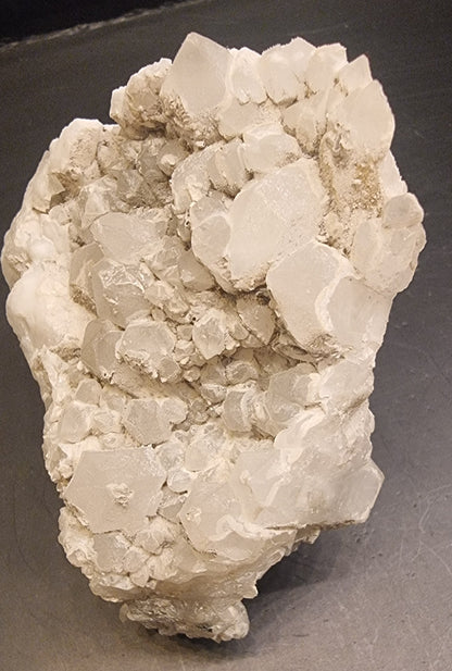ETSET KVARTSGRUPPE MED LYST MINERALBELEGG – 408 G