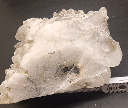 ETSET KVARTSGRUPPE MED LYST MINERALBELEGG – 408 G