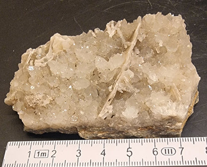 KVARTSDRUSE MED BLADFORMET ALBITT – 114 G