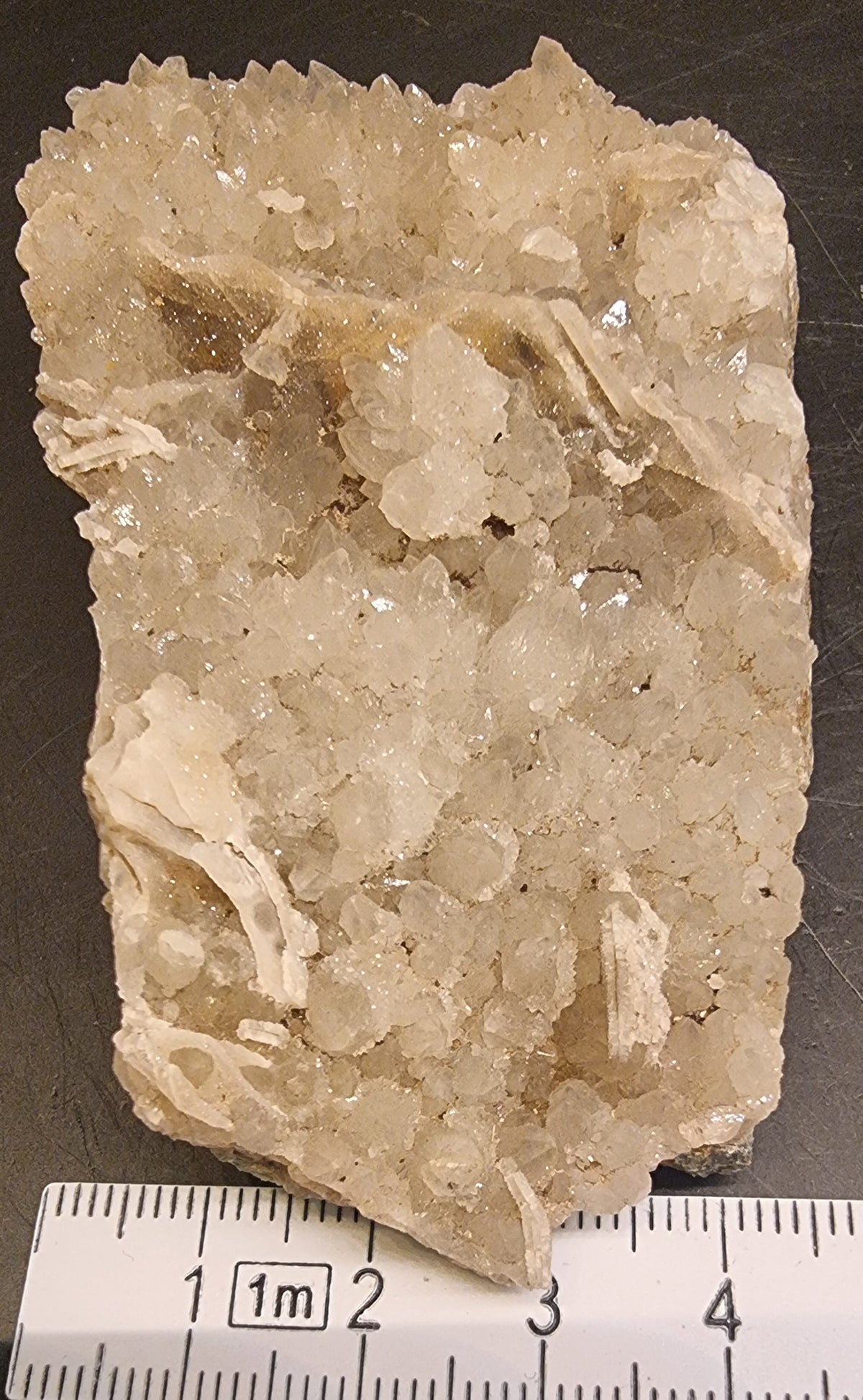 KVARTSDRUSE MED BLADFORMET ALBITT – 114 G