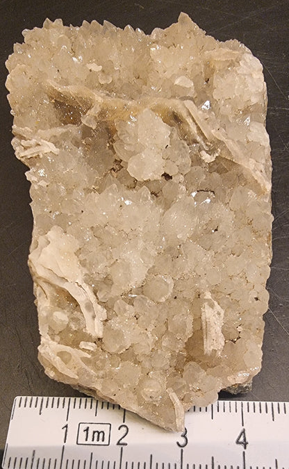 KVARTSDRUSE MED BLADFORMET ALBITT – 114 G