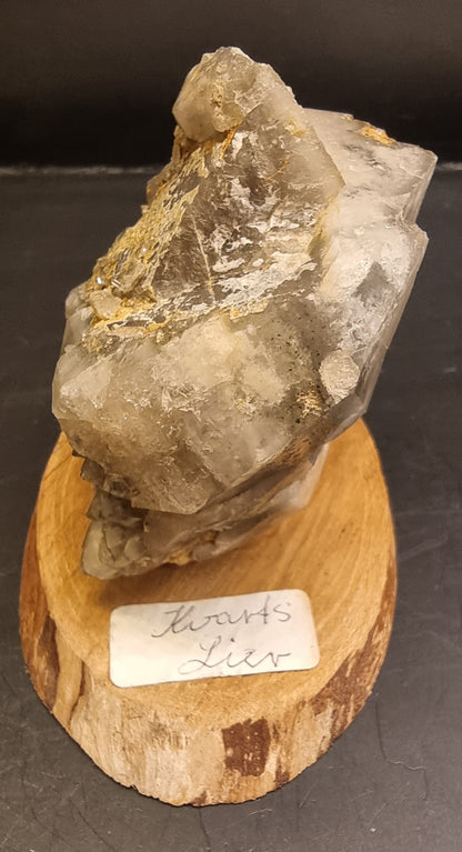 KVARTSGRUPPE MED GRÅBRUNE KRYSTALLER – LIER, NORGE