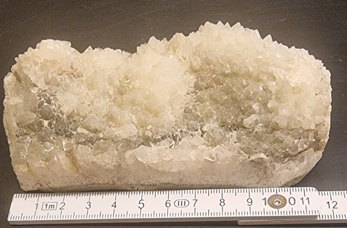 KALSITT MED KALSITT MED SKALENOHEDRISKE KRYSTALLER – 378 G KRYSTALLER – 378 G