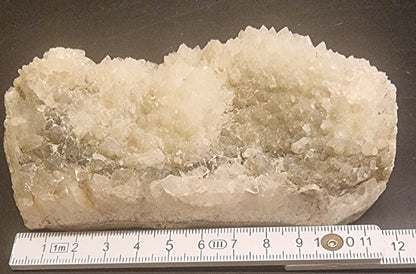 KALSITT MED KALSITT MED SKALENOHEDRISKE KRYSTALLER – 378 G KRYSTALLER – 378 G