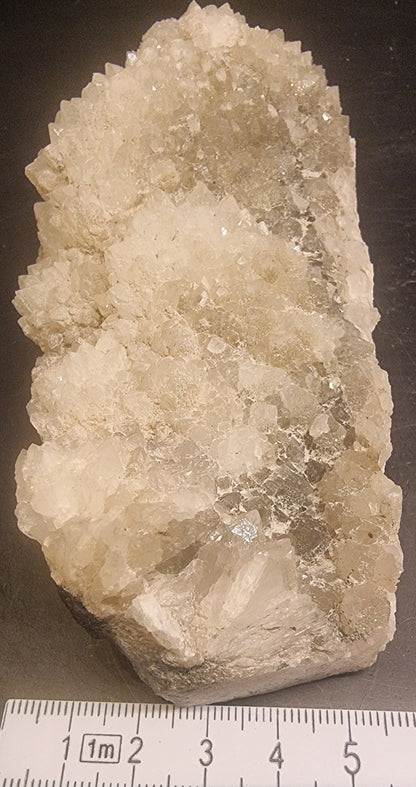 KALSITT MED KALSITT MED SKALENOHEDRISKE KRYSTALLER – 378 G KRYSTALLER – 378 G