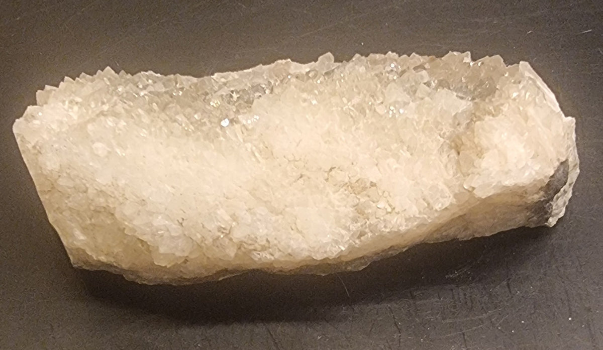 KALSITT MED KALSITT MED SKALENOHEDRISKE KRYSTALLER – 378 G KRYSTALLER – 378 G