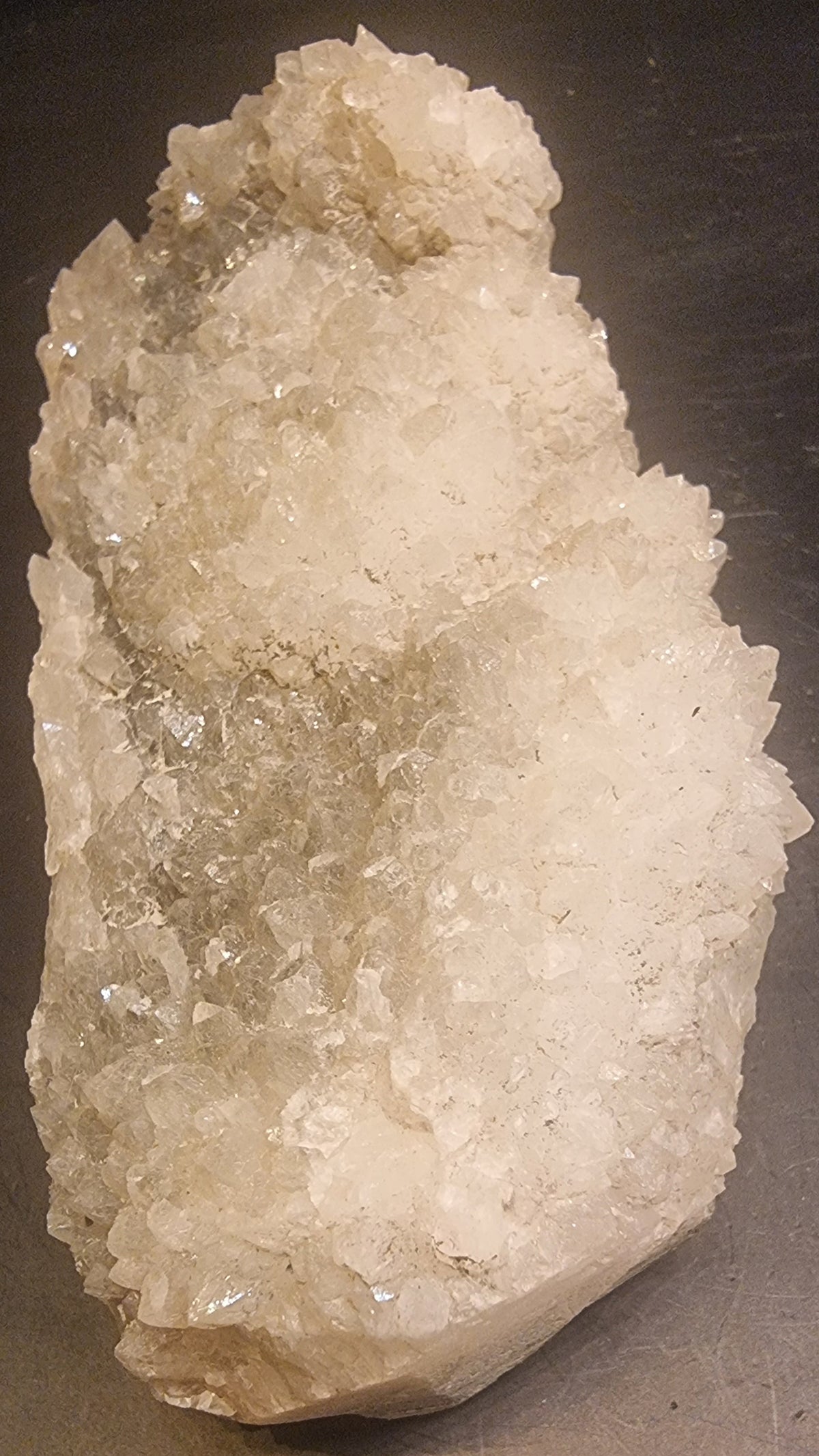 KALSITT MED KALSITT MED SKALENOHEDRISKE KRYSTALLER – 378 G KRYSTALLER – 378 G
