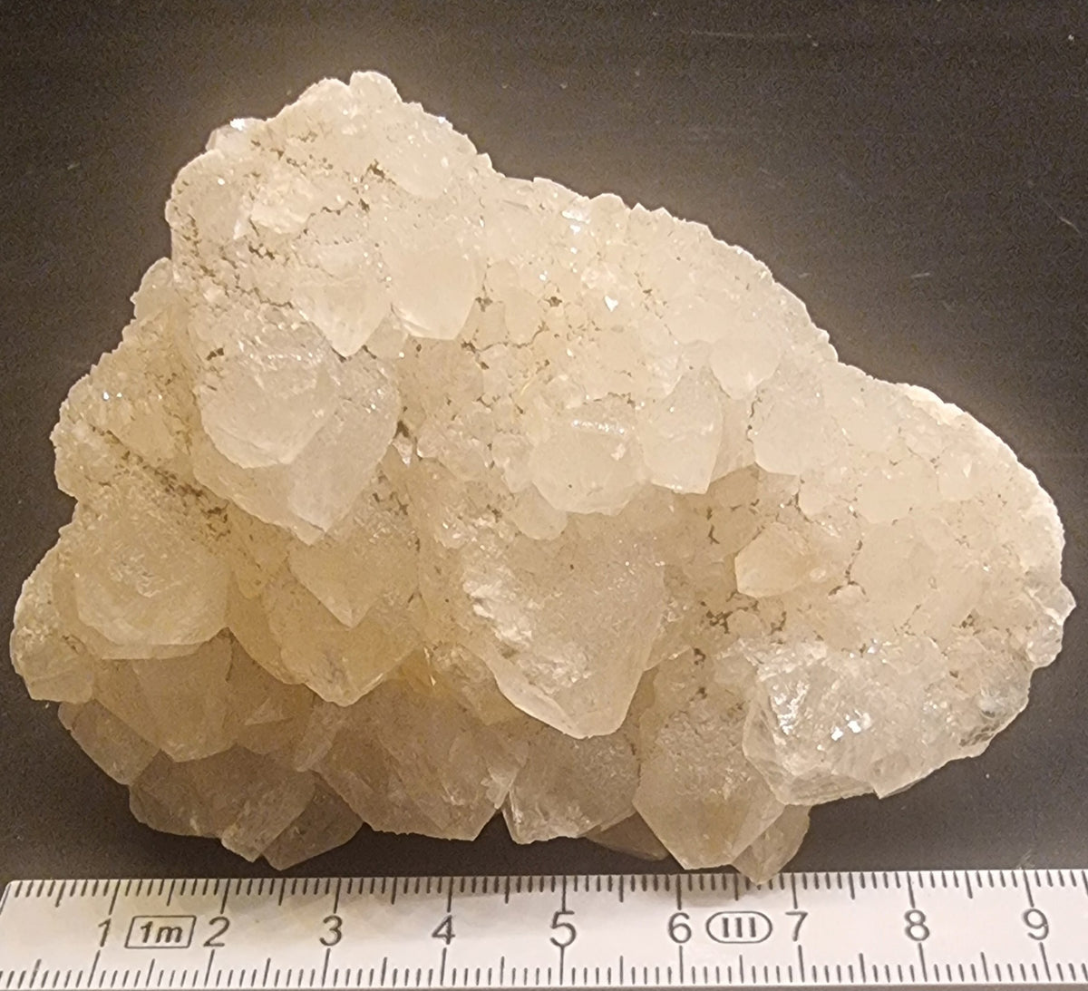 KALSITT MED SKALENOHEDRISKE KRYSTALLER – 251 G