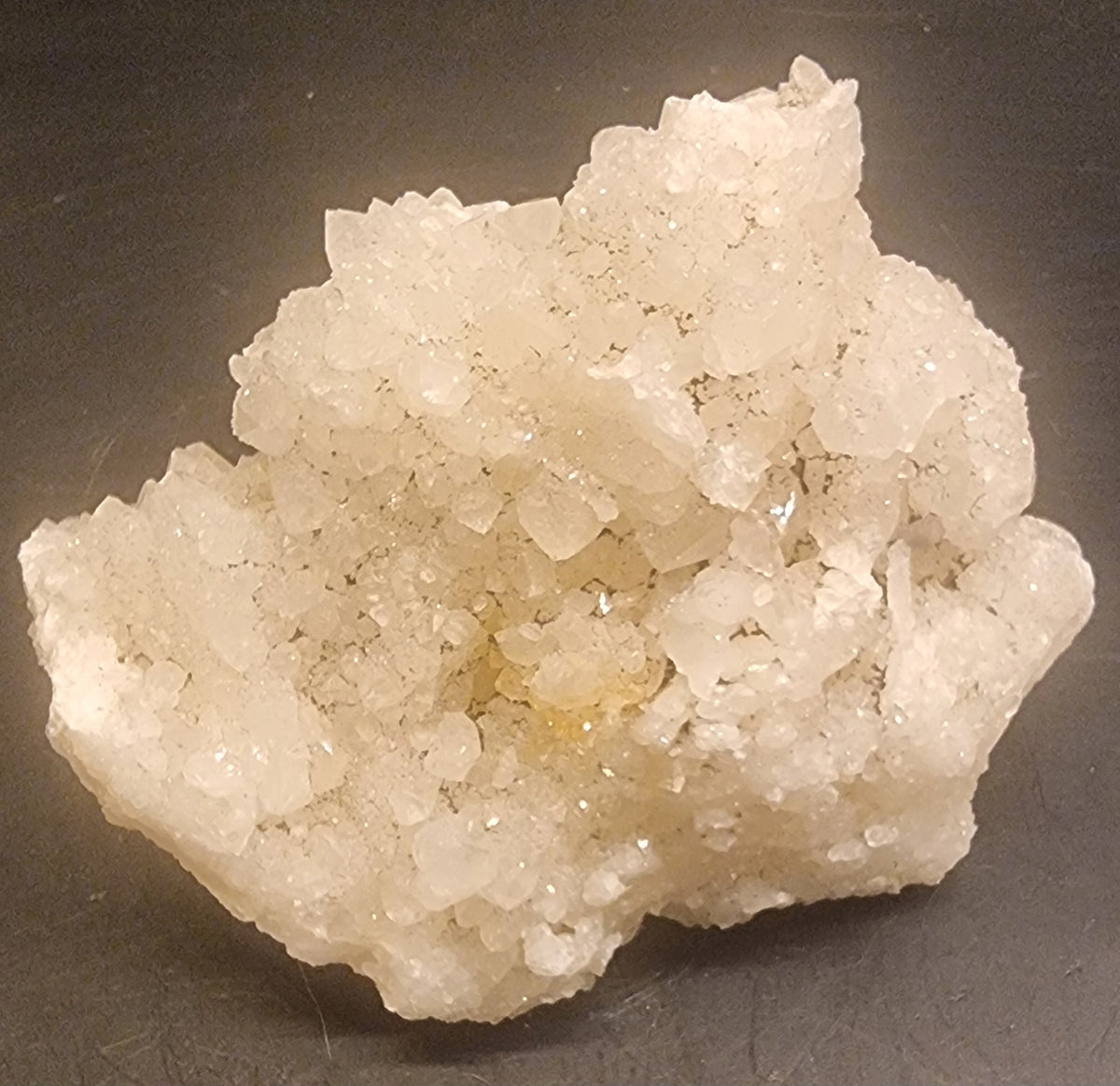 KALSITT MED SKALENOHEDRISKE KRYSTALLER – 251 G