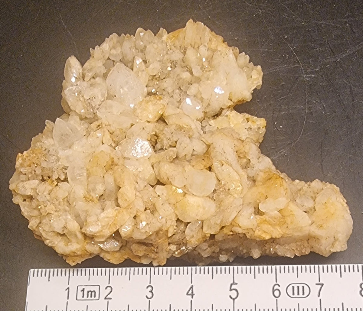 KALSITTGRUPPE MED JERNOKSIDBELEGG – 55 G