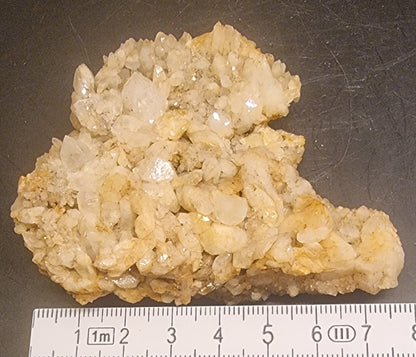 KALSITTGRUPPE MED JERNOKSIDBELEGG – 55 G