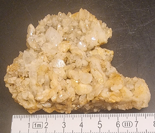 KALSITTGRUPPE MED JERNOKSIDBELEGG – 55 G