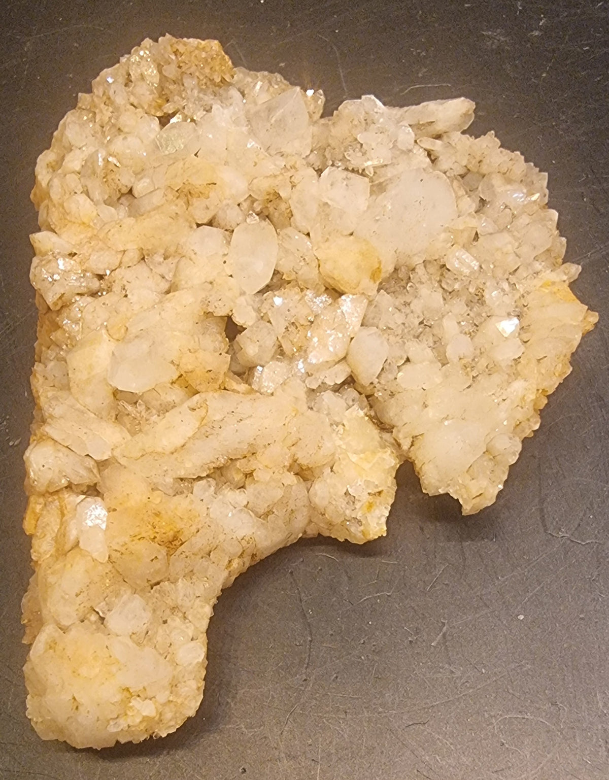 KALSITTGRUPPE MED JERNOKSIDBELEGG – 55 G