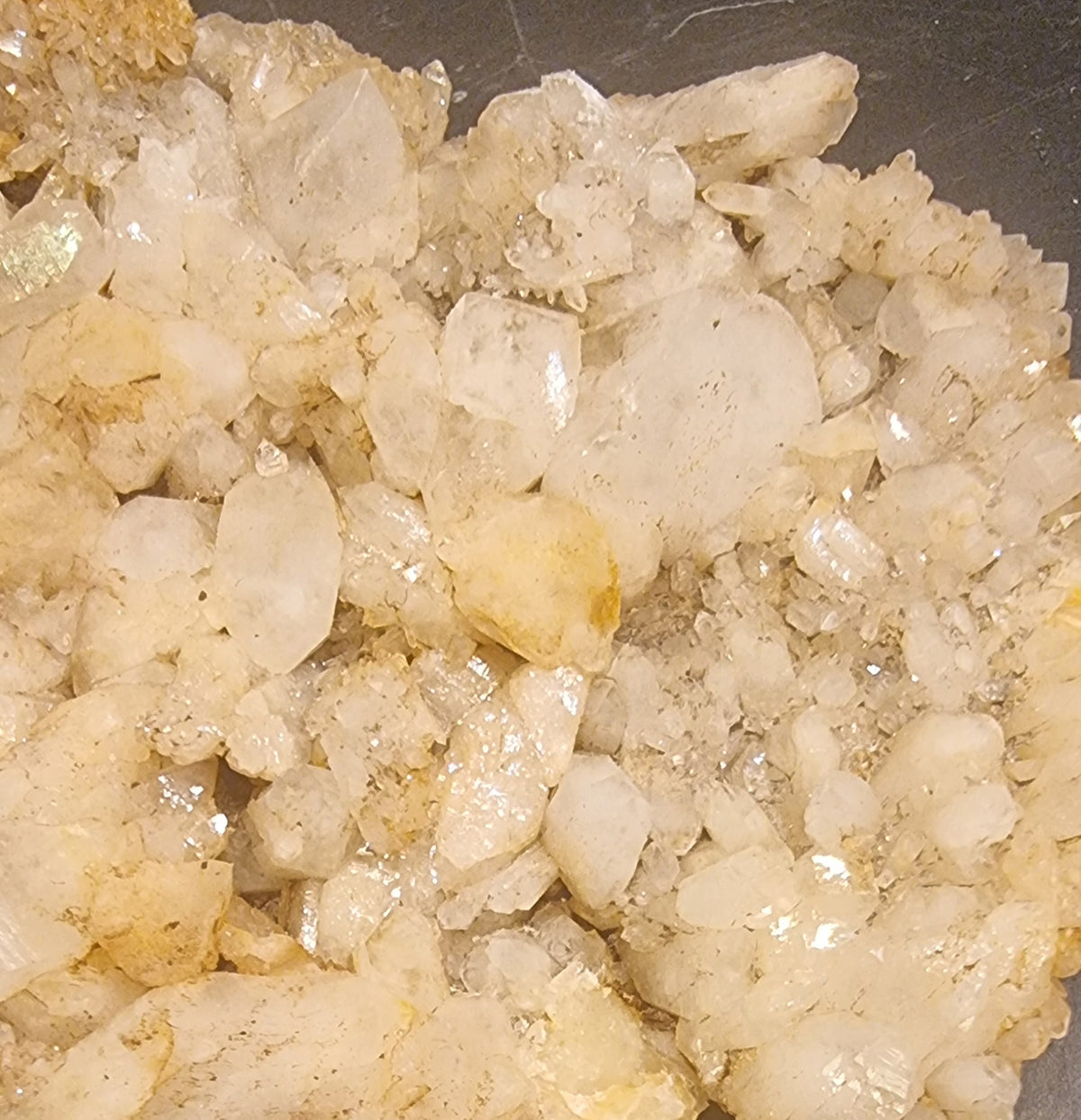 KALSITTGRUPPE MED JERNOKSIDBELEGG – 55 G