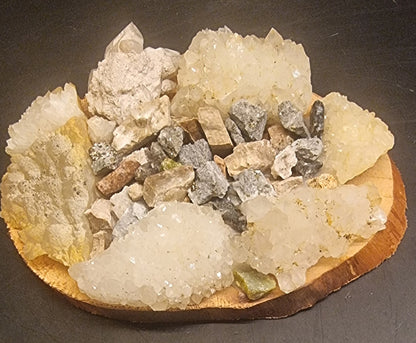 MONTERT MINERALSAMLING MED KVARTS OG KALSITT