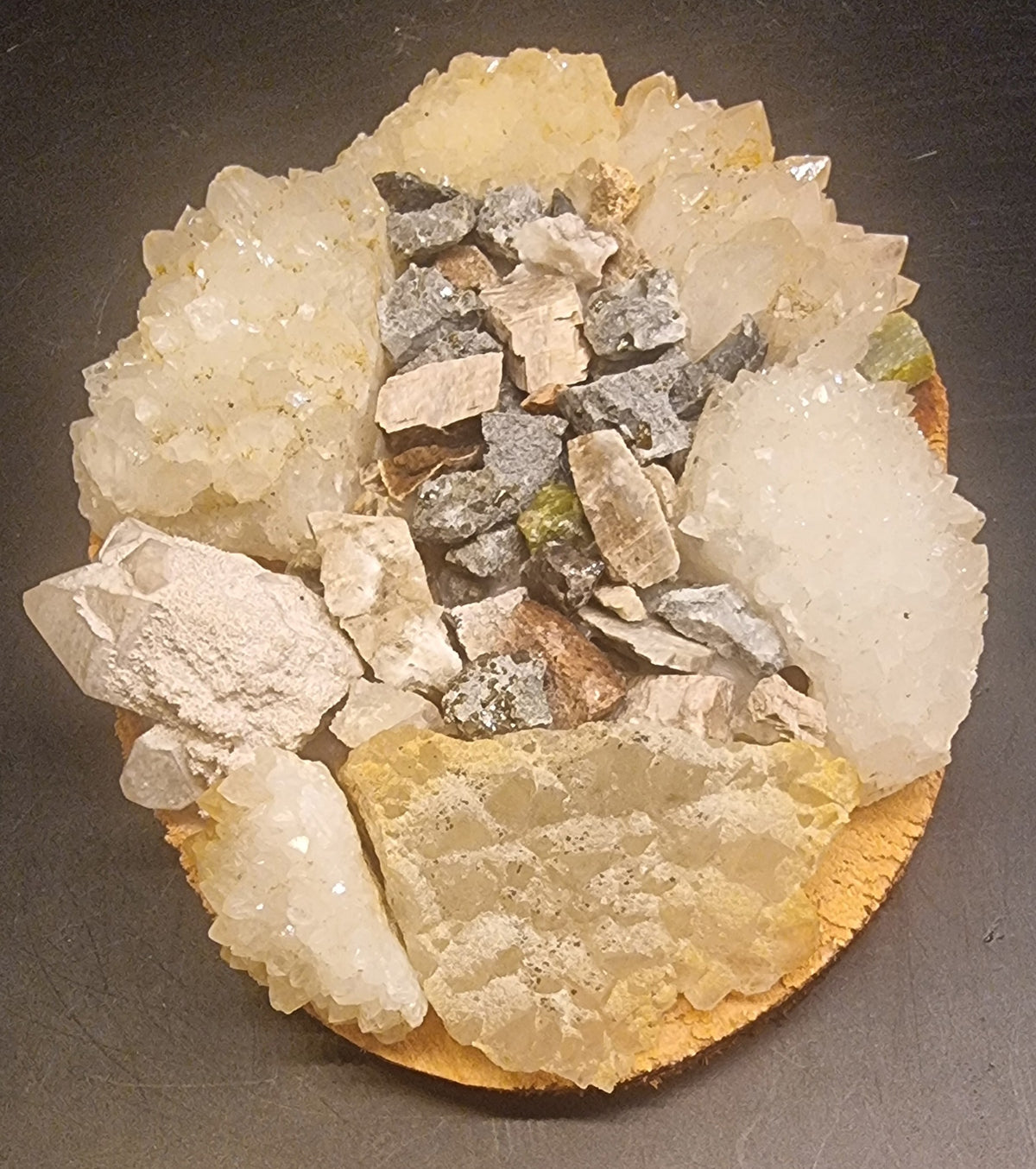 MONTERT MINERALSAMLING MED KVARTS OG KALSITT