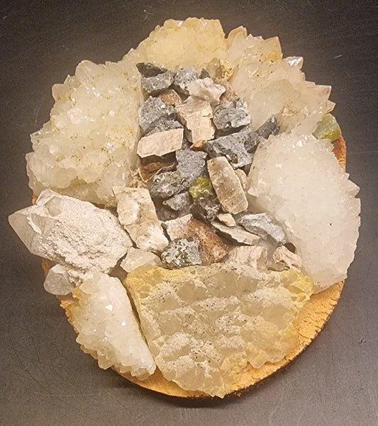 MONTERT MINERALSAMLING MED KVARTS OG KALSITT