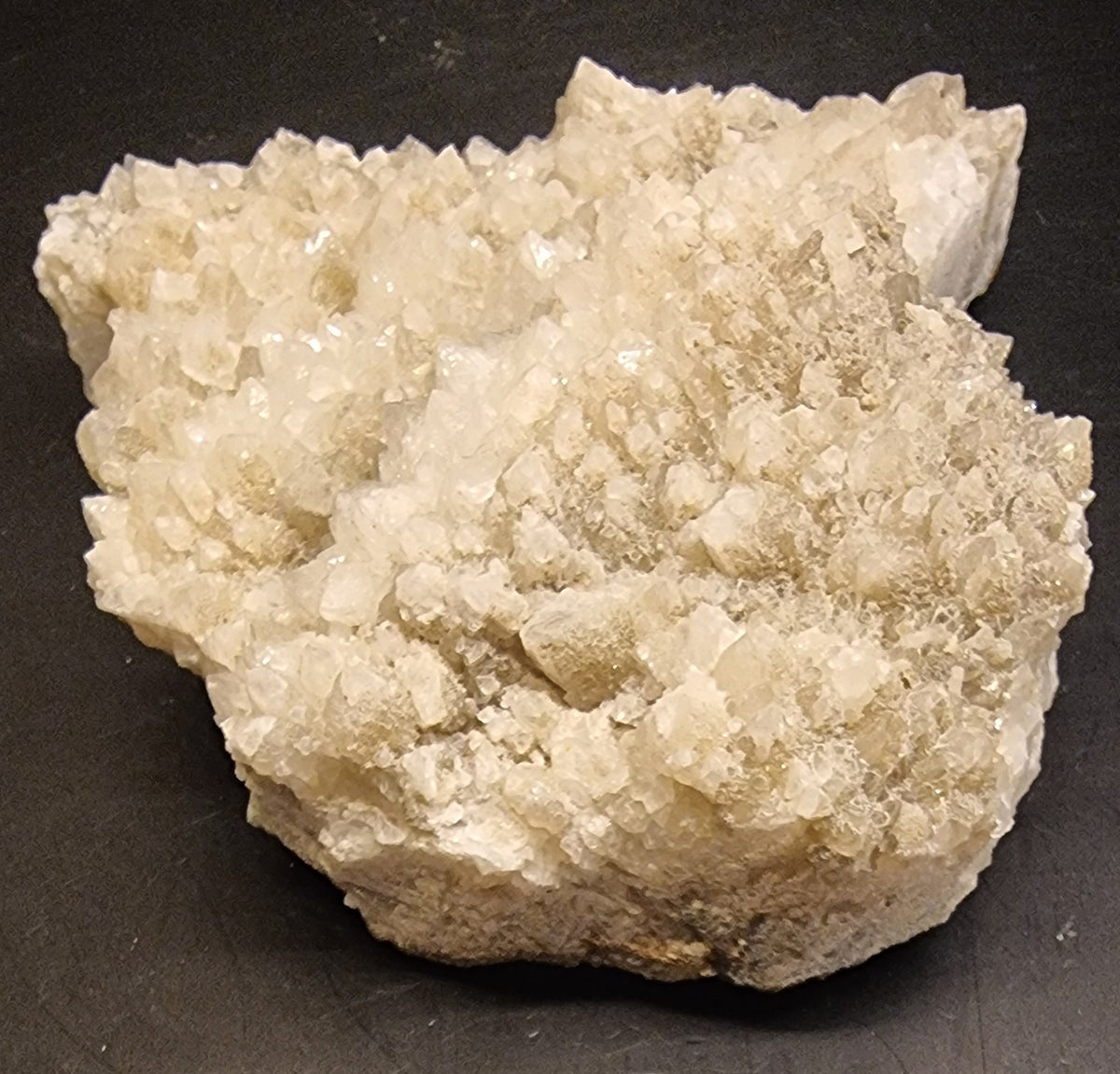 CALCITTKLYNGE MED RHOMBOEDRISKE KRYSTALLER – 422 G