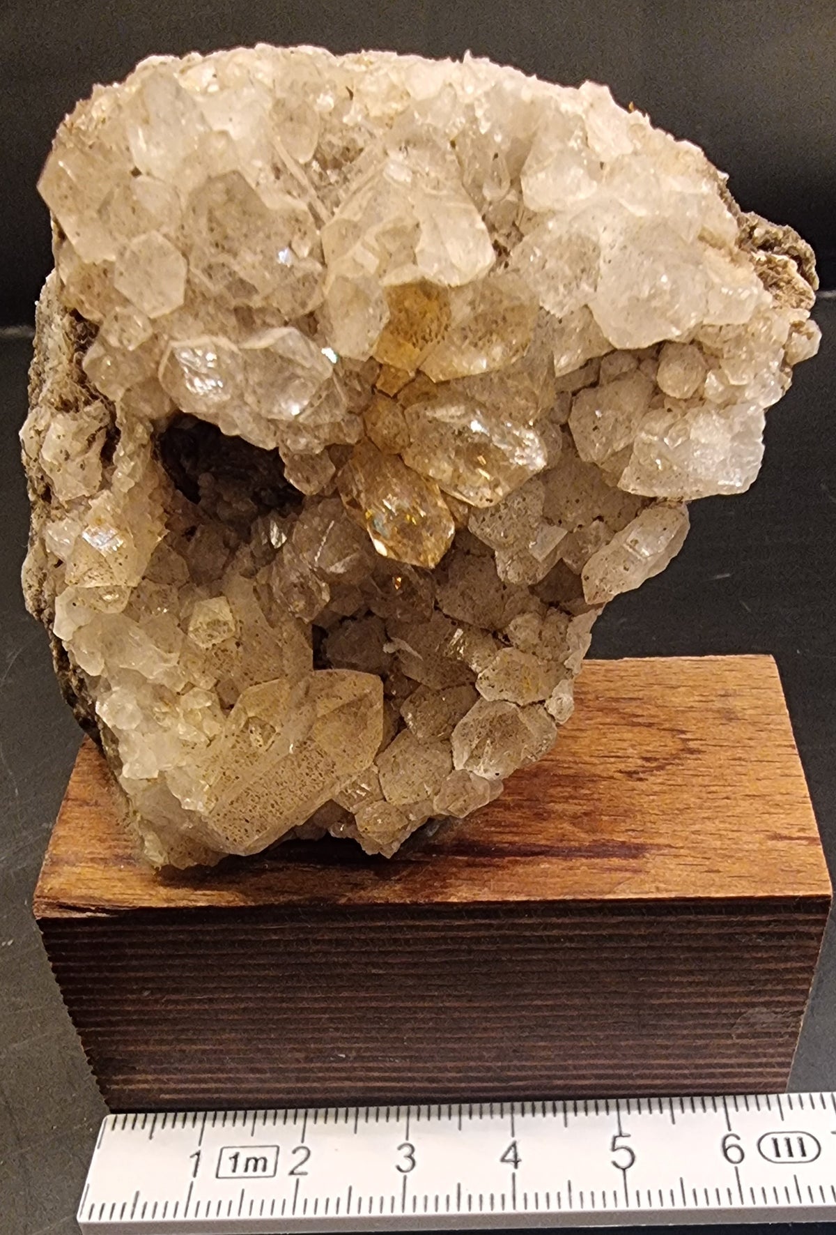 CALCITTKRYSTALLER PÅ MATRISE – MONTERT MINERALPRØVE
