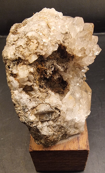 CALCITTKRYSTALLER PÅ MATRISE – MONTERT MINERALPRØVE