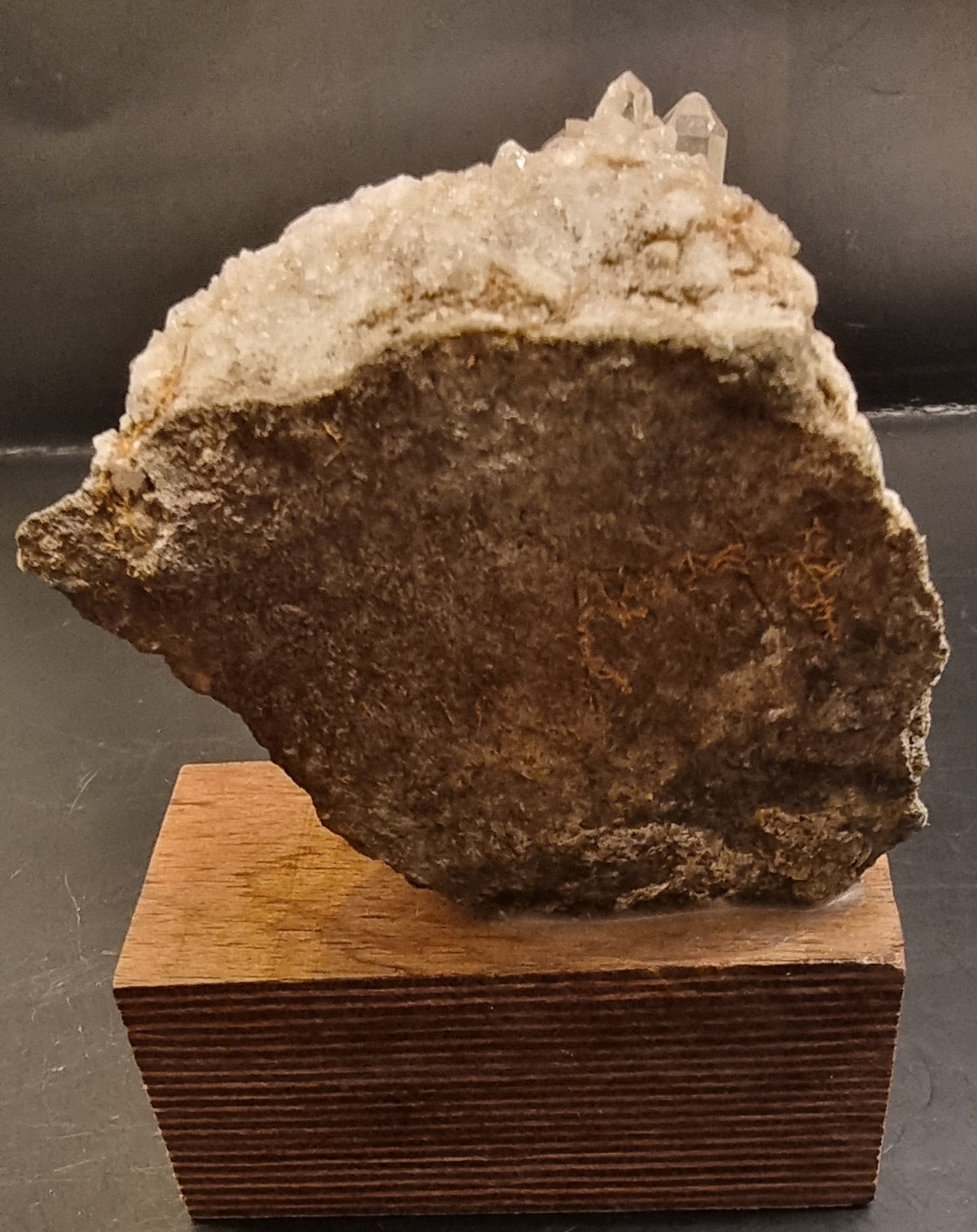 CALCITTKRYSTALLER PÅ MATRISE – MONTERT MINERALPRØVE