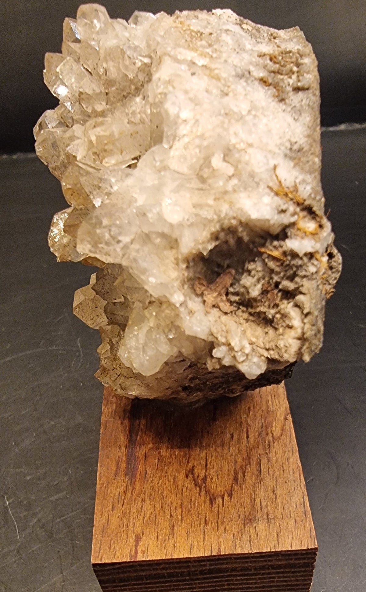 CALCITTKRYSTALLER PÅ MATRISE – MONTERT MINERALPRØVE