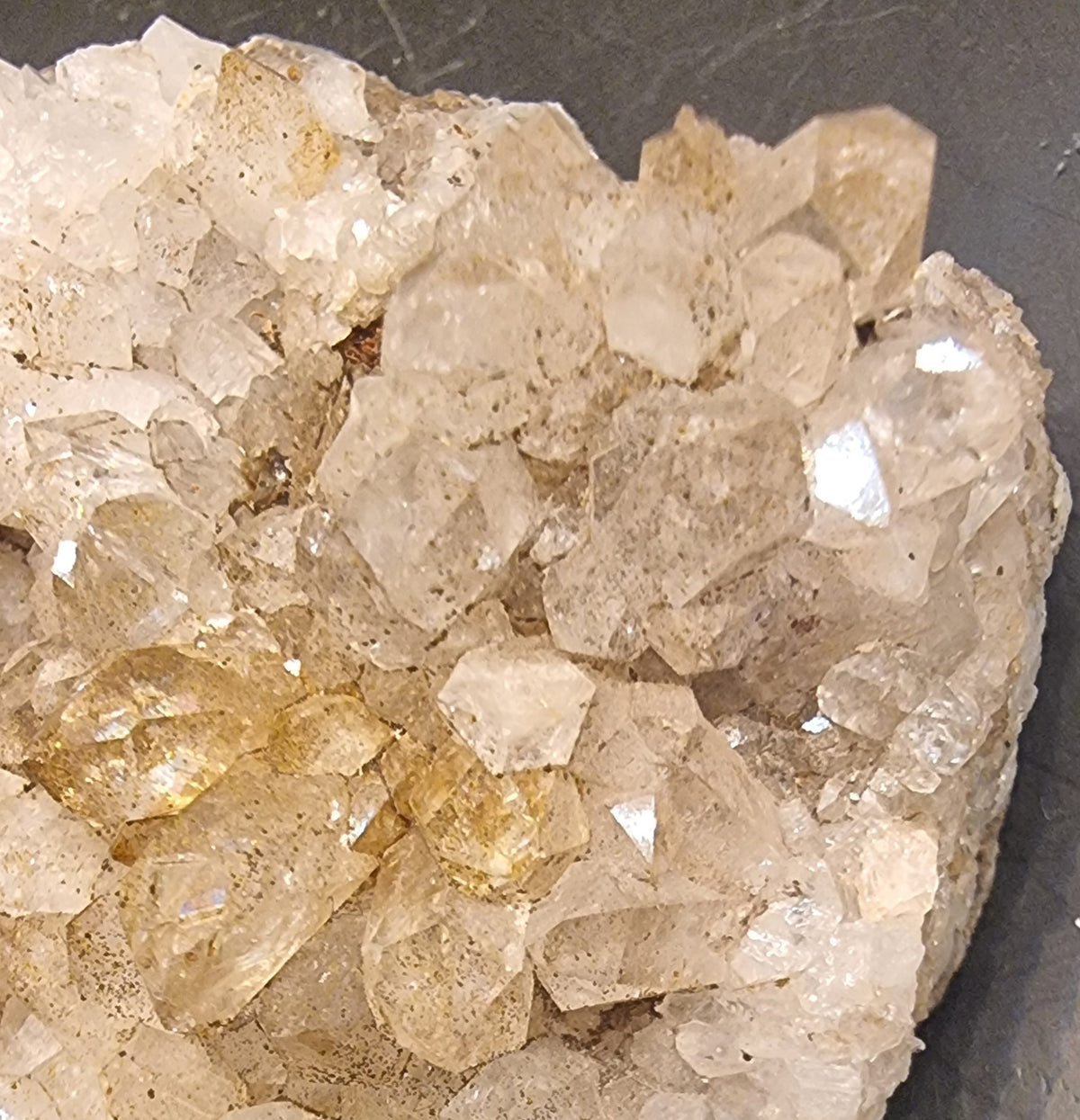 CALCITTKRYSTALLER PÅ MATRISE – MONTERT MINERALPRØVE