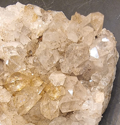 CALCITTKRYSTALLER PÅ MATRISE – MONTERT MINERALPRØVE