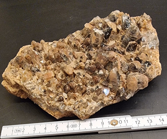 STOR RØYKKVARTSKLYNGE PÅ FELTSPATRIK MATRISE – 679 G