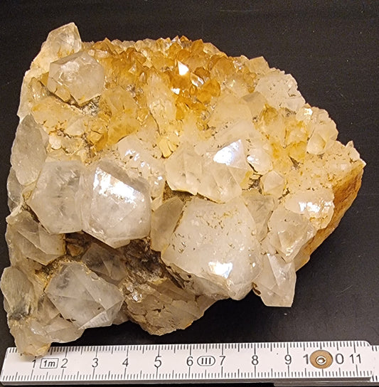 STOR BERGKRYSTALLKLYNGE MED JERNOKSID – 805 G