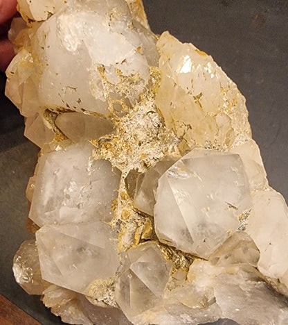 STOR BERGKRYSTALLKLYNGE MED JERNOKSID – 805 G